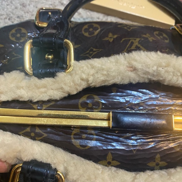 LOUIS VUITTON Patent Monogram Shearling Sac Thunder - Picture 12 of 15